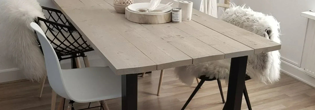 Stoere tafel in een wit interieur