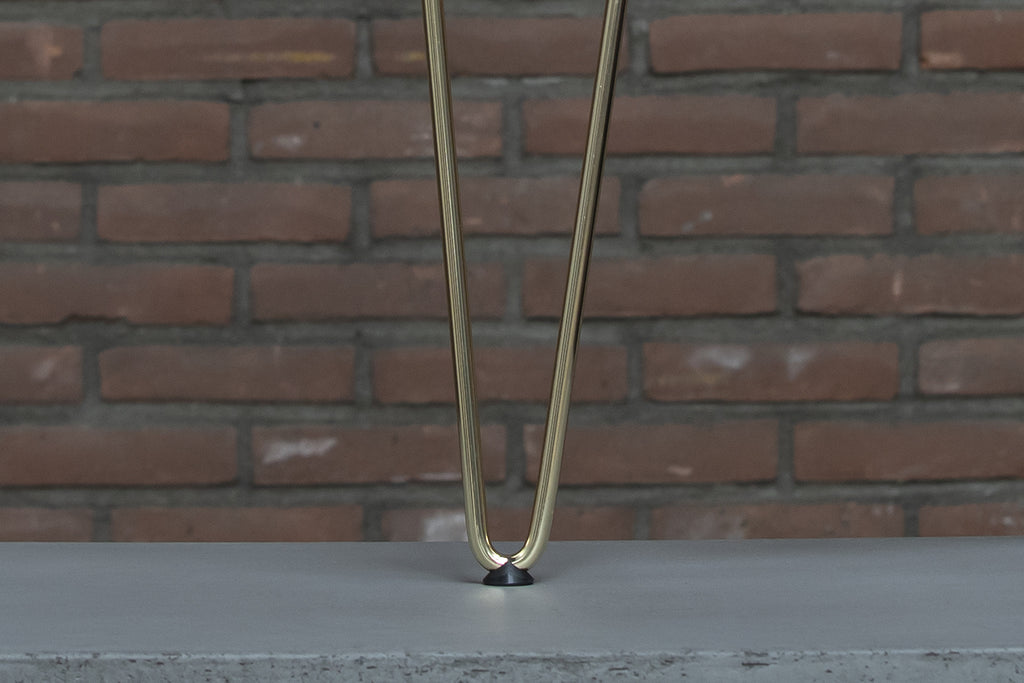 Detail van Nordstahl Hairpin meubelpoot goud