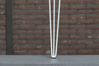 Close-up van Nordstahl Hairpin tafelpoten wit