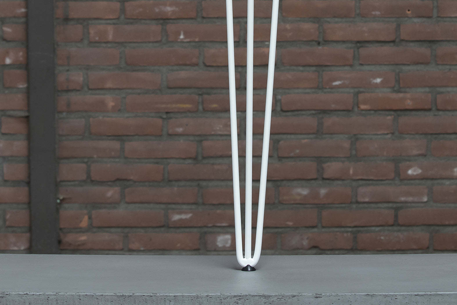 Close-up van Nordstahl Hairpin tafelpoten wit