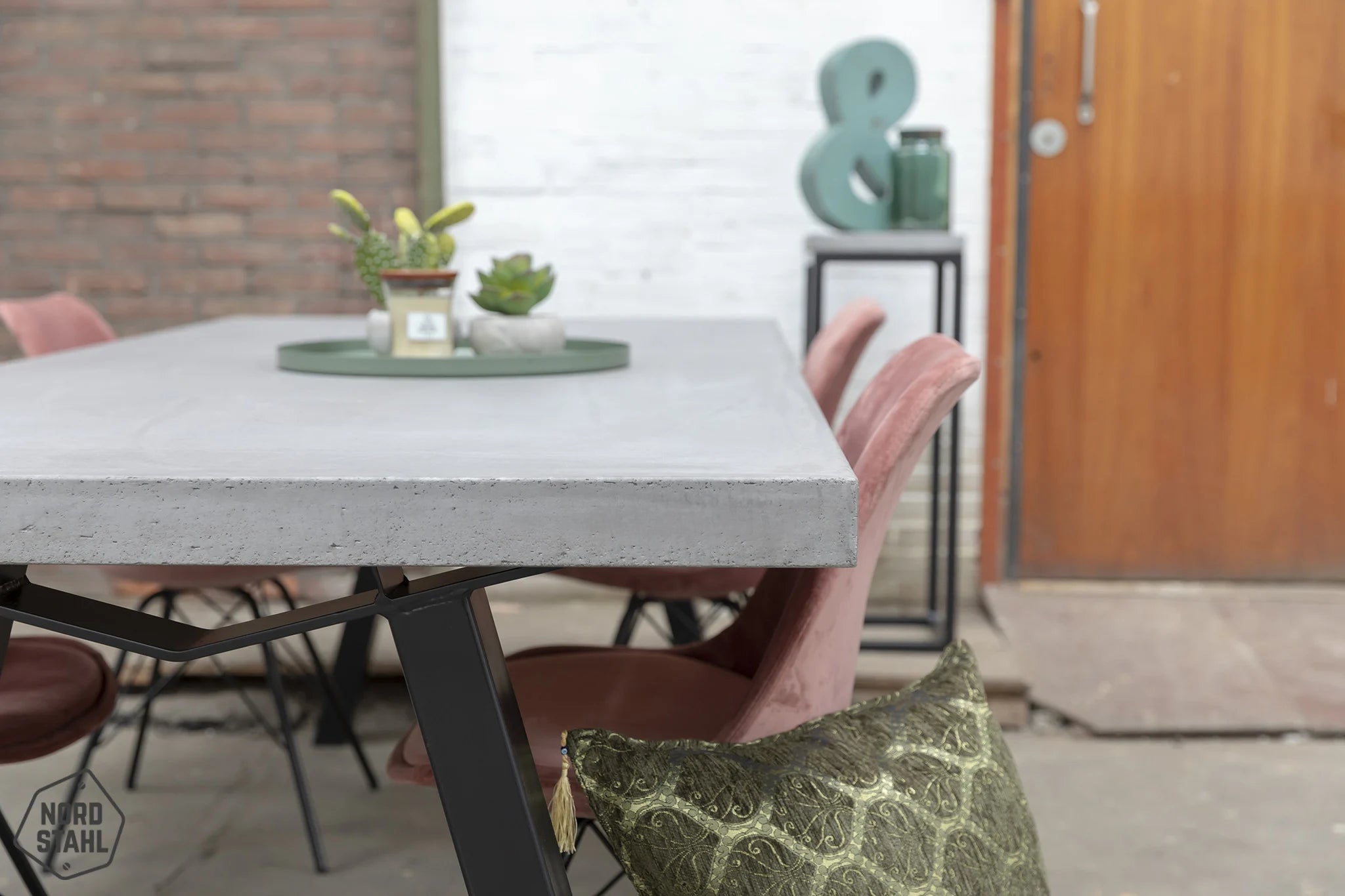 Nordstahl M leg toegepast onder tafel in modern interior
