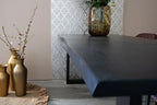 Detail van Nordstahl U leg heavy tafelpoten in interieur