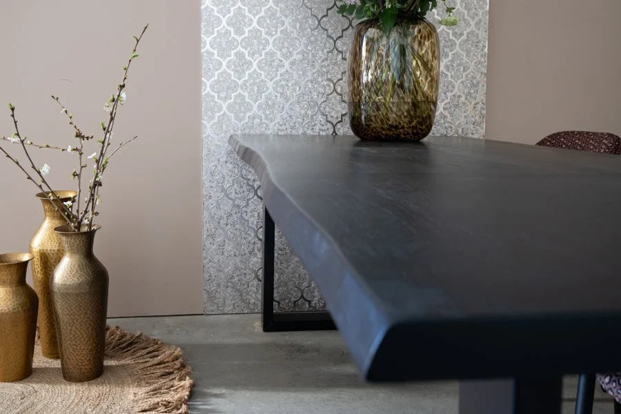 Detail van Nordstahl U leg heavy tafelpoten in interieur