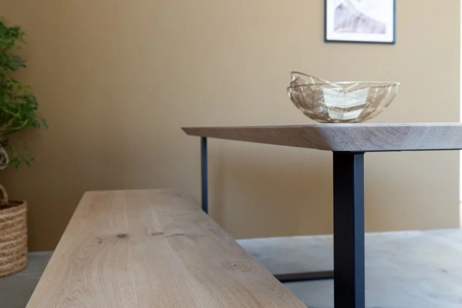 Nordstahl U leg tafelpoten onder houten eettafel