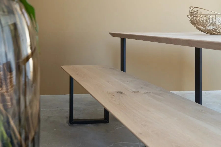 Detail van Nordstahl U leg onder een houten eettafel