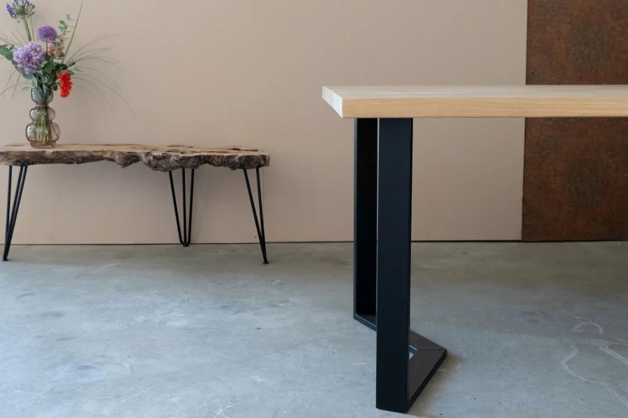Nordstahl U leg sharp toegepast onder tafel in modern interior