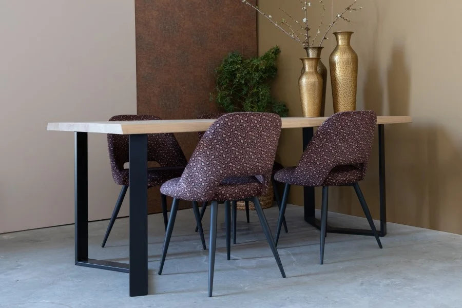Nordstahl U leg sharp onder tafel in modern interior