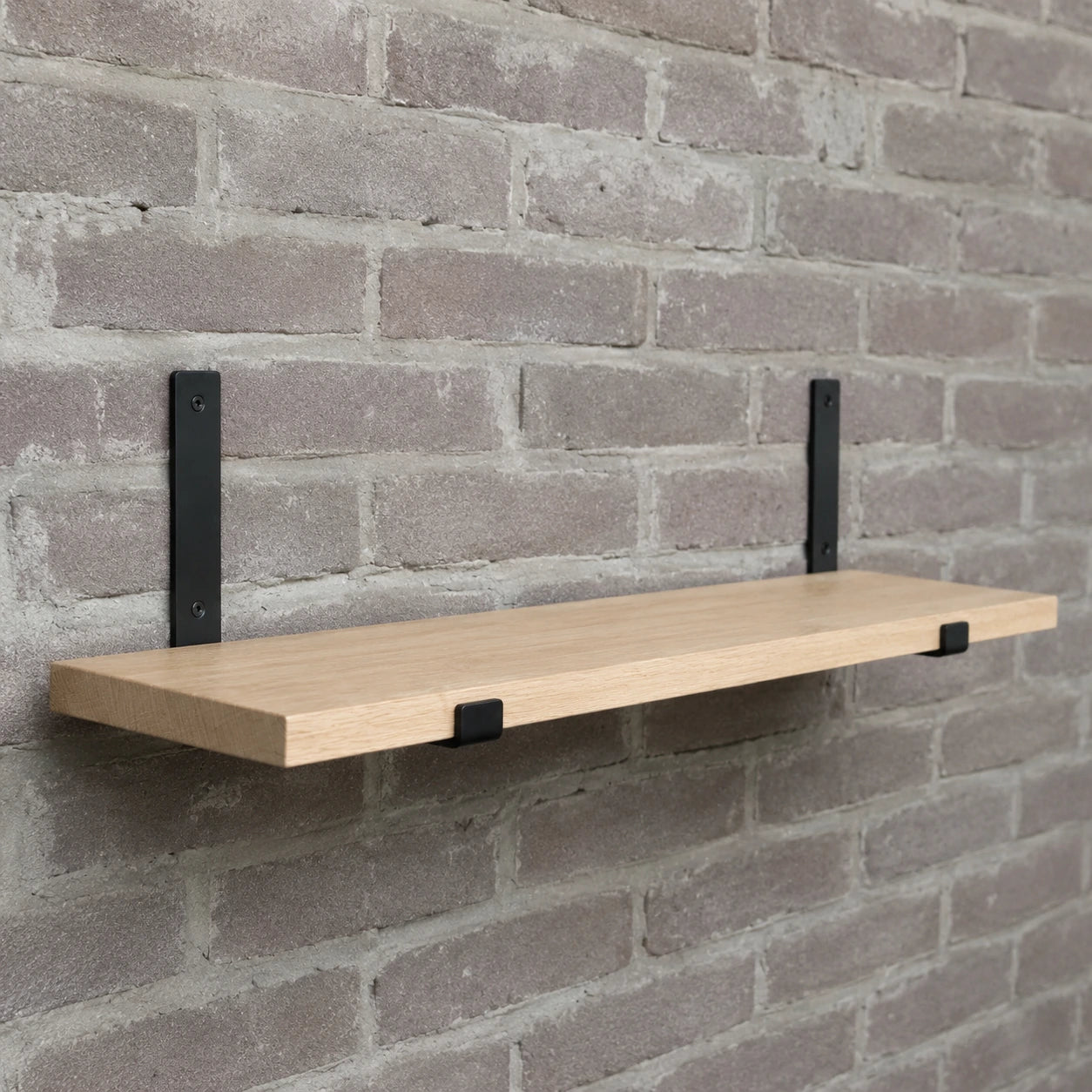 Zwarte stalen plankdragers L met houten wandplank